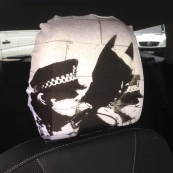 Cover per poggiatesta sedili auto pezzi 2, disegno Banksy batman polizia fatto in Yorkshire