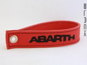 Maniglia baule rossa con cuciture nere e scritta Abarth